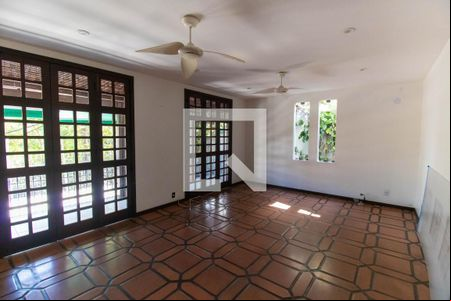 Sala de casa de condomínio para alugar com 5 quartos, 450m² em São Francisco, Niterói