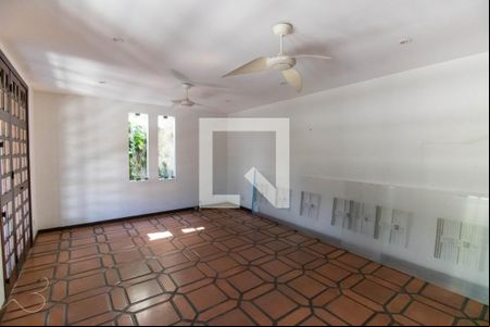 Sala de casa de condomínio para alugar com 5 quartos, 450m² em São Francisco, Niterói