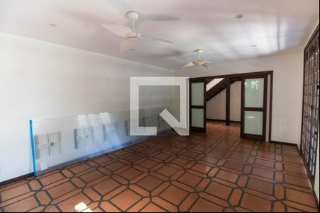Sala de casa de condomínio para alugar com 5 quartos, 450m² em São Francisco, Niterói