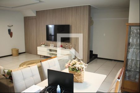 Sala de casa de condomínio à venda com 4 quartos, 185m² em Centro, Contagem