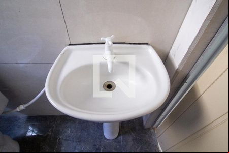 Banheiro de casa para alugar com 1 quarto, 20m² em Jardim J S Carvalho, Sorocaba