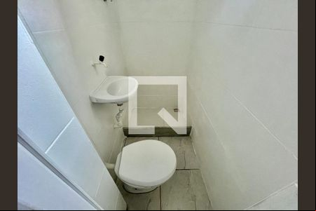 Banheiro de kitnet/studio para alugar com 1 quarto, 25m² em Gardênia Azul, Rio de Janeiro