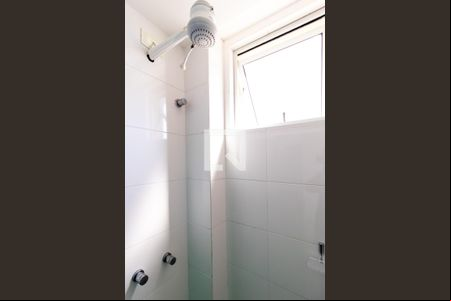 Banheiro de kitnet/studio para alugar com 1 quarto, 30m² em Jardim das Américas, Curitiba