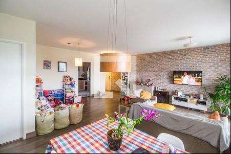 Sala de TV de apartamento à venda com 2 quartos, 110m² em Alphaville, Santana de Parnaíba