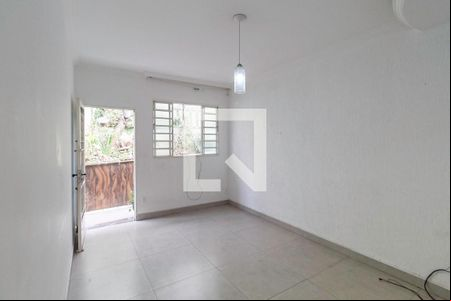 Sala de casa de condomínio à venda com 2 quartos, 89m² em Heliópolis, Belo Horizonte