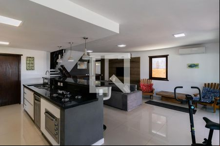 Sala de casa de condomínio para alugar com 5 quartos, 648m² em Enseada, Guarujá