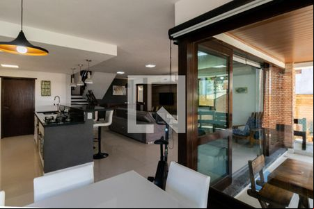 Sala de casa de condomínio para alugar com 5 quartos, 648m² em Enseada, Guarujá