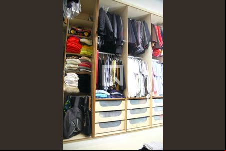 Closet Suíte 1 de casa de condomínio para alugar com 3 quartos, 270m² em Vila Dusi, São Bernardo do Campo