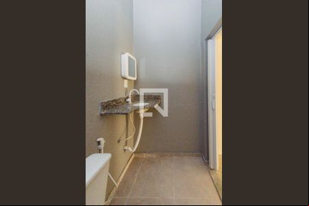 Banheiro de kitnet/studio para alugar com 0 quarto, 28m² em Bonfim, Belo Horizonte