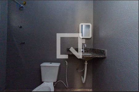 Banheiro de kitnet/studio para alugar com 0 quarto, 28m² em Bonfim, Belo Horizonte