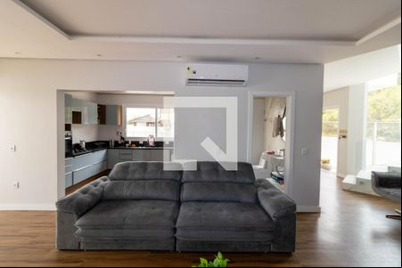 Sala de casa para alugar com 4 quartos, 269m² em Guarujá, Porto Alegre