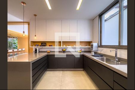 Casa à venda com 4 quartos, 327m² em Alto de Pinheiros, São Paulo