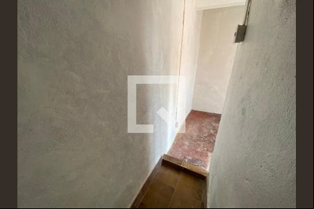 Banheiro de kitnet/studio para alugar com 1 quarto, 13m² em Pilares, Rio de Janeiro