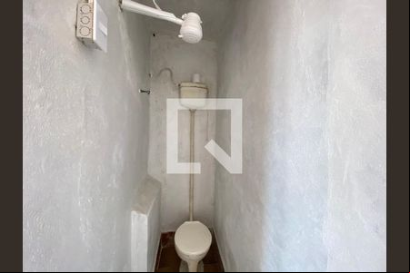 Banheiro de kitnet/studio para alugar com 1 quarto, 13m² em Pilares, Rio de Janeiro