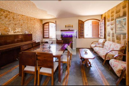 Sala de casa à venda com 7 quartos, 305m² em Minas Brasil, Belo Horizonte