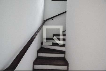 Escada de casa para alugar com 4 quartos, 265m² em Parque Terra Nova Ii, São Bernardo do Campo