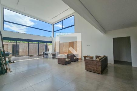 Sala de casa de condomínio para alugar com 4 quartos, 285m² em Balneario Praia do Pernambuco, Guarujá