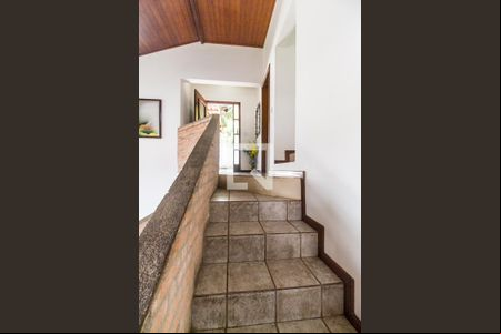 Escada de casa para alugar com 3 quartos, 734m² em Outeiro de São Fernando, Barueri