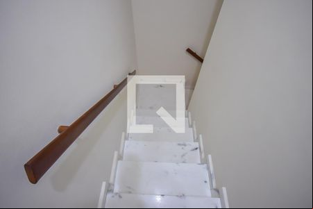 Escada de casa à venda com 2 quartos, 140m² em Parque Industrial das Oliveiras, Taboão da Serra