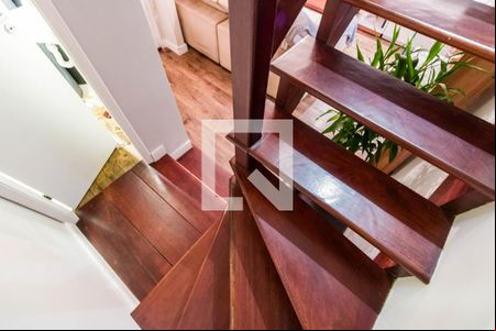 Escada de casa de condomínio à venda com 3 quartos, 136m² em Jardim Maria Duarte, São Paulo