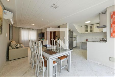 Sala de casa de condomínio para alugar com 4 quartos, 245m² em Vila Júlia, Guarujá