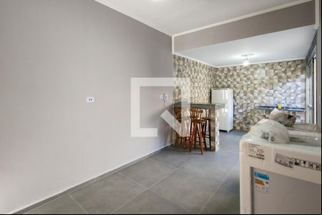 Sala de casa de condomínio para alugar com 2 quartos, 75m² em Canto do Forte, Praia Grande