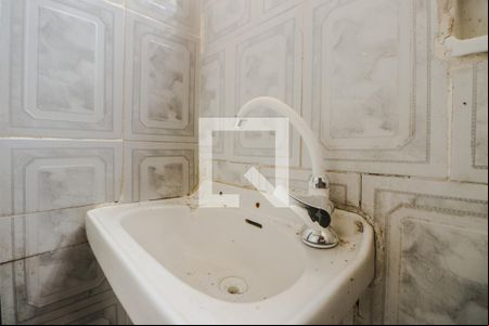 Banheiro de kitnet/studio para alugar com 1 quarto, 23m² em Azenha, Porto Alegre
