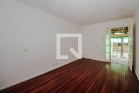 Sala de casa de condomínio à venda com 2 quartos, 65m² em Protásio Alves, Porto Alegre
