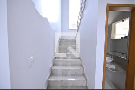 Escada de casa de condomínio para alugar com 3 quartos, 320m² em Jardins Lisboa, Goiânia
