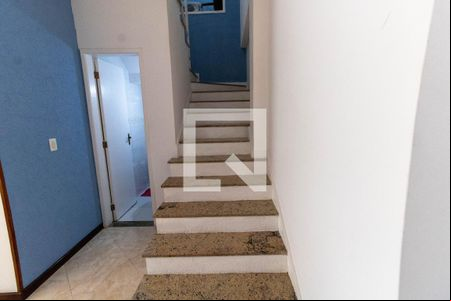 Escada de casa de condomínio à venda com 3 quartos, 530m² em Maria Paula, Niterói