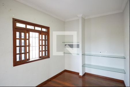 Sala de TV de casa à venda com 4 quartos, 218m² em Esplanada, Belo Horizonte