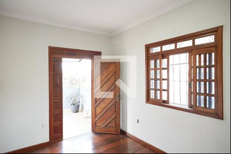 Sala de TV de casa à venda com 4 quartos, 218m² em Esplanada, Belo Horizonte