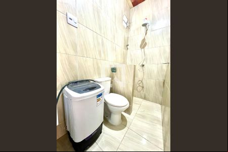 Banheiro de kitnet/studio para alugar com 1 quarto, 24m² em Juliana, Belo Horizonte