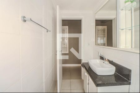 Banheiro de apartamento para alugar com 1 quarto, 44m² em São João, Porto Alegre