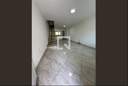 Sala de casa de condomínio à venda com 2 quartos, 140m² em Tanque, Rio de Janeiro