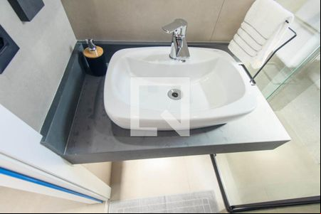Banheiro Social de kitnet/studio para alugar com 1 quarto, 22m² em Água Verde, Curitiba
