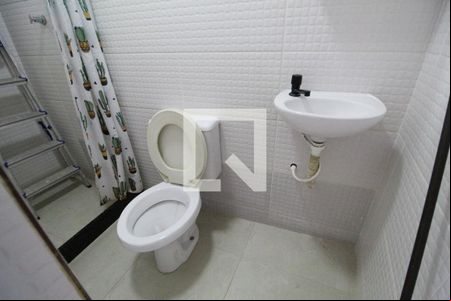 Banheiro de casa de condomínio para alugar com 1 quarto, 33m² em Pechincha, Rio de Janeiro