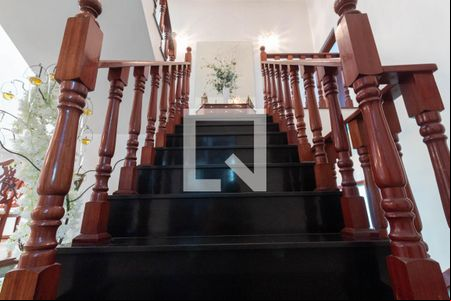 Escada de casa para alugar com 4 quartos, 500m² em Vila Ré, São Paulo