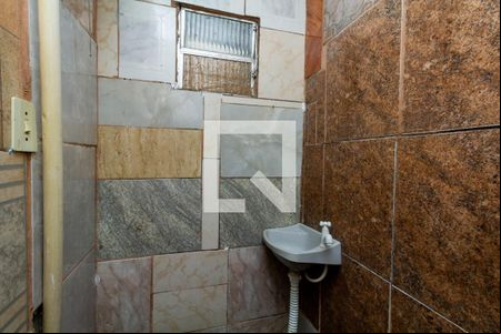Banheiro de casa para alugar com 1 quarto, 18m² em Jardim Veronica, São Paulo
