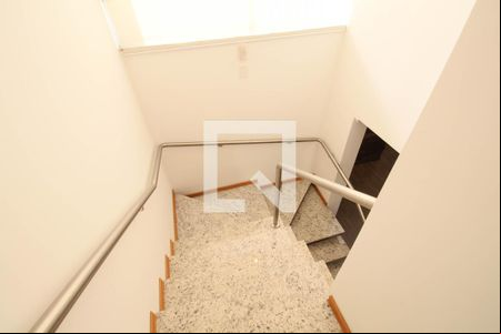Escada de casa para alugar com 4 quartos, 219m² em Jardim Lar Sao Paulo, São Paulo