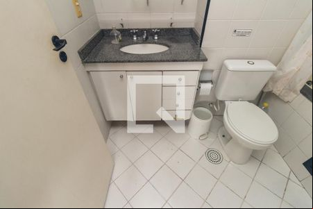 Banheiro de kitnet/studio para alugar com 1 quarto, 32m² em Higienópolis, São Paulo