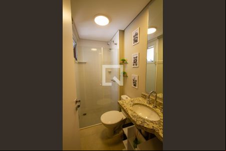 Banheiro de kitnet/studio para alugar com 1 quarto, 35m² em Centro, Curitiba