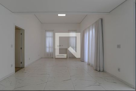 Sala de casa de condomínio para alugar com 3 quartos, 170m² em Cezar de Souza, Mogi das Cruzes