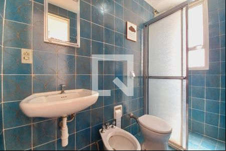 Banheiro de kitnet/studio para alugar com 1 quarto, 41m² em Cambuí, Campinas