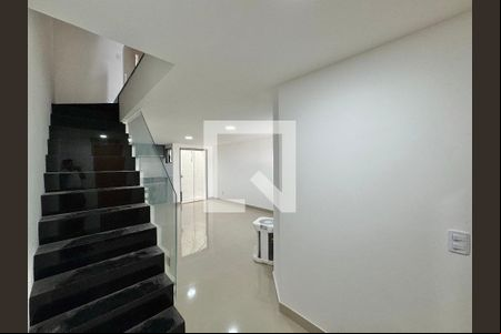 Sala de casa de condomínio para alugar com 3 quartos, 130m² em Vargem Pequena, Rio de Janeiro