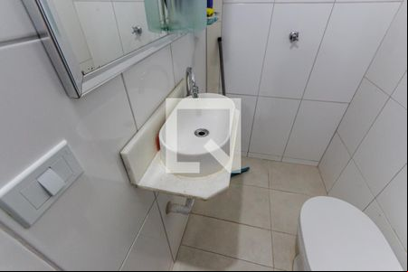 Banheiro de kitnet/studio para alugar com 1 quarto, 20m² em Jardim Rina, Santo André