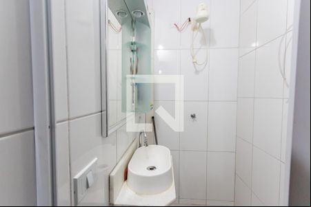 Banheiro de kitnet/studio para alugar com 1 quarto, 20m² em Jardim Rina, Santo André