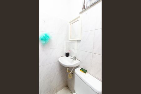 Banheiro de kitnet/studio para alugar com 1 quarto, 15m² em Bento Ribeiro, Rio de Janeiro