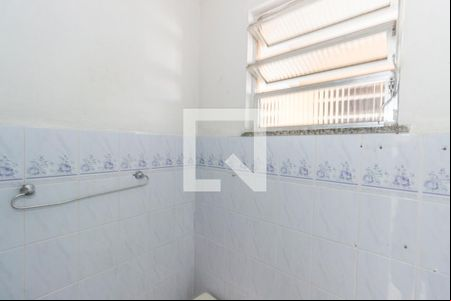 Banheiro de kitnet/studio para alugar com 1 quarto, 15m² em Bento Ribeiro, Rio de Janeiro