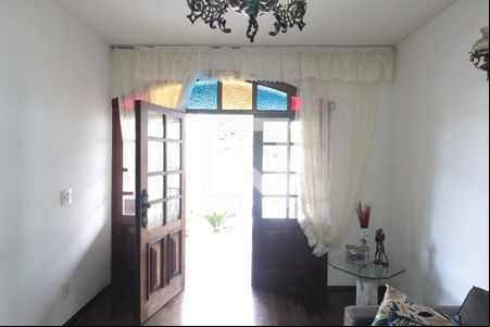 Sala de casa para alugar com 4 quartos, 246m² em Santa Amelia, Belo Horizonte